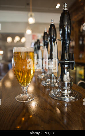 Ein Glas Bier in einer Bar in einer Kneipe Stockfoto