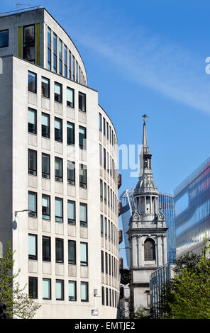 London, England, Vereinigtes Königreich. Kirche St Mary-le-Bow unter den modernen Gebäuden in der Stadt Stockfoto