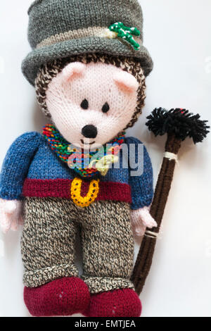 Gestrickte Puppe Teddybär - glücklicher Kaminfeger für eine Hochzeit auf weißem Hintergrund Stockfoto