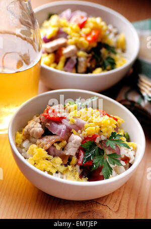 Schweinefleisch, Gemüse und Rührei in Schüssel weiß Stockfoto