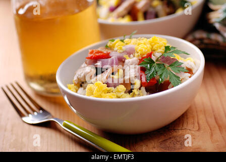 Schweinefleisch, Gemüse und Rührei in Schüssel weiß Stockfoto