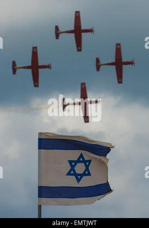 Tel Aviv, Israel. 23. April 2015. Israelische Luftwaffe Flugzeuge an eine Flugshow Kennzeichnung der Independence Day über dem Mittelmeer in Tel Aviv, Israel, am 23. April 2015 teilnehmen. Bei Sonnenuntergang Mittwoch beginnt und endet bei Sonnenuntergang am Donnerstag, feierte Israel seinen Unabhängigkeitstag 67. Jahrestag des Landes. Bildnachweis: Li Rui/Xinhua/Alamy Live-Nachrichten Stockfoto