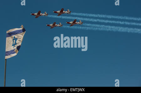 Tel Aviv, Israel. 23. April 2015. Israelische Luftwaffe Flugzeuge an eine Flugshow Kennzeichnung der Independence Day über dem Mittelmeer in Tel Aviv, Israel, am 23. April 2015 teilnehmen. Bei Sonnenuntergang Mittwoch beginnt und endet bei Sonnenuntergang am Donnerstag, feierte Israel seinen Unabhängigkeitstag 67. Jahrestag des Landes. Bildnachweis: Li Rui/Xinhua/Alamy Live-Nachrichten Stockfoto