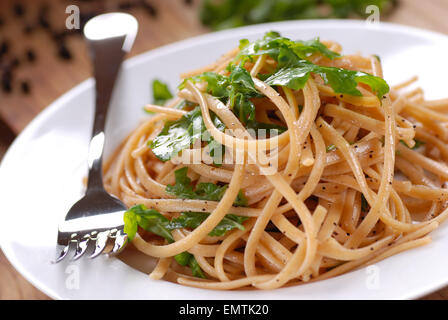 Pasta mit Rucola in die weiße Platte Stockfoto