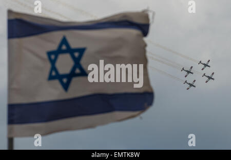 Tel Aviv, Israel. 23. April 2015. Israelische Luftwaffe Flugzeuge an eine Flugshow Kennzeichnung der Independence Day über dem Mittelmeer in Tel Aviv, Israel, am 23. April 2015 teilnehmen. Bei Sonnenuntergang Mittwoch beginnt und endet bei Sonnenuntergang am Donnerstag, feierte Israel seinen Unabhängigkeitstag 67. Jahrestag des Landes. Bildnachweis: Li Rui/Xinhua/Alamy Live-Nachrichten Stockfoto