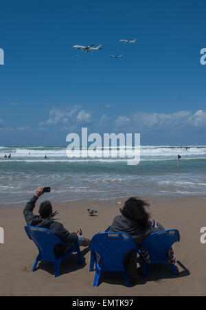 Tel Aviv, Israel. 23. April 2015. Die Menschen sehen eine Flugschau Kennzeichnung der Independence Day in Tel Aviv, Israel, am 23. April 2015. Bei Sonnenuntergang Mittwoch beginnt und endet bei Sonnenuntergang am Donnerstag, feierte Israel seinen Unabhängigkeitstag 67. Jahrestag des Landes. Bildnachweis: Li Rui/Xinhua/Alamy Live-Nachrichten Stockfoto