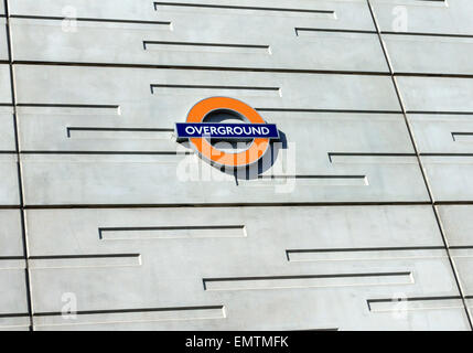 Brücke von Shoreditch High Street Overground Station, London anmelden Stockfoto