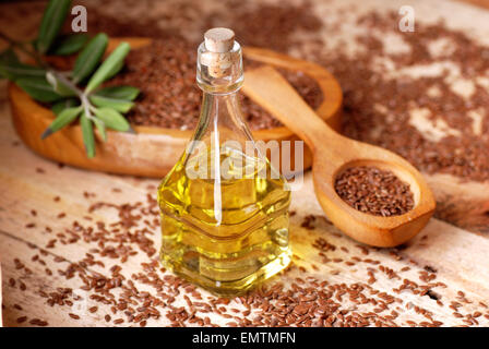 ätherisches Öl aus Leinsamen in der kleinen Glasflasche Stockfoto