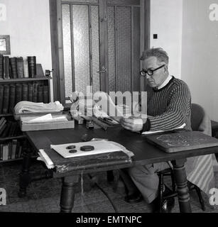 1953, Geschichtsbild des englischen Autor, Schriftsteller, Kritiker, Übersetzer und klassizistischen Dichter Robert Graves, an seinem Schreibtisch, Dela - Soller, Mallorca. Stockfoto