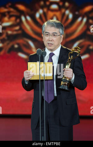 (150423)--Peking, 23. April 2015 (Xinhua)--Vorsitzender der China Film Group Corporation La Peikang erhält den Tiantan-Award für die besten visuellen Effekte für den Film "Wolf Totem" während der Verleihung des Tiantan Award von der fünften Beijing International Film Festival (BJIFF) in Peking, Hauptstadt von China, 23. April 2015. (Xinhua/Chen Jianli) (mp) Stockfoto