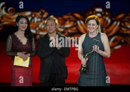 (150423)--Peking, 23. April 2015 (Xinhua)--Schauspielerin des Films "Kinder" Eva Bandor (R) erhält den Tiantan-Award als beste Nebendarstellerin während der Verleihung des Tiantan Award von der fünften Beijing International Film Festival (BJIFF) in Peking, Hauptstadt von China, 23. April 2015. (Xinhua/Chen Jianli) (mp) Stockfoto