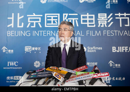 (150423)--Peking, 23. April 2015 (Xinhua)--Vorsitzender der China Film Group Corporation La Peikang erhält Interveiws im Namen der Produzent des Films "Wolf Totem", dem Tiantan Award für die besten visuellen Effekte, während der Verleihung des Tiantan Award von der fünften Beijing International Film Festival (BJIFF) in Peking, Hauptstadt von China, 23. April 2015. (Xinhua/Bai Xueqi) (mp) Stockfoto