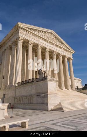WASHINGTON, DC, USA - Vereinigte Staaten Höchstes Gericht Gebäudehülle. "Kontemplation der Gerechtigkeit" Statue von James Earle Fraser. Stockfoto