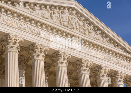 WASHINGTON, DC, USA - Gleiches Recht gesetzlich Satz eingraviert auf Vorderseite des United States Supreme Court Gebäude außen. Stockfoto