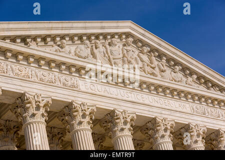 WASHINGTON, DC, USA - Gleiches Recht gesetzlich Satz eingraviert auf Vorderseite des United States Supreme Court Gebäude außen. Stockfoto