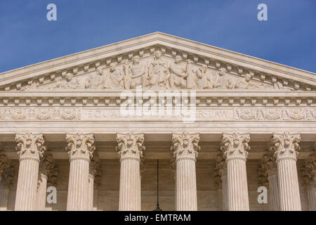 WASHINGTON, DC, USA - Gleiches Recht gesetzlich Satz eingraviert auf Vorderseite des United States Supreme Court Gebäude außen. Stockfoto