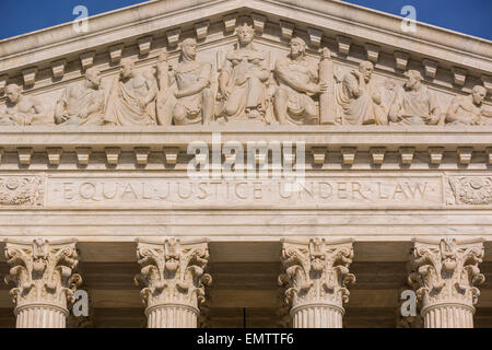 WASHINGTON, DC, USA - Gleiches Recht gesetzlich Satz eingraviert auf Vorderseite des United States Supreme Court Gebäude außen. Stockfoto