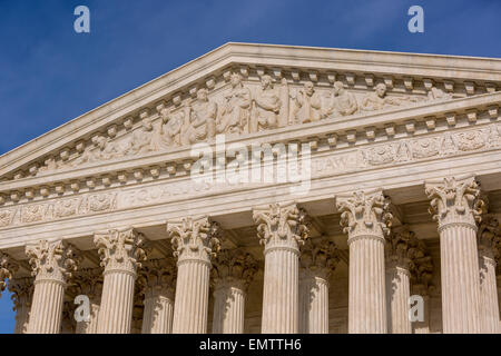 WASHINGTON, DC, USA - Gleiches Recht gesetzlich Satz eingraviert auf Vorderseite des United States Supreme Court Gebäude außen. Stockfoto