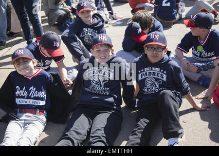 Junge Spieler und Eltern teilnehmen an der Little League-Parade in Park Slope, Brooklyn, die Baseball-Saison startet. Stockfoto