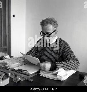 1953, Geschichtsbild des englischen Autor, Schriftsteller, Kritiker, Übersetzer und klassizistischen Dichter Robert Graves, an seinem Schreibtisch, Dela - Soller, Mallorca. Stockfoto