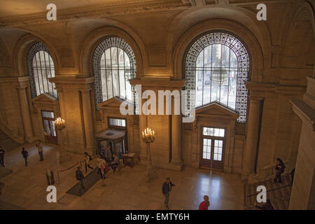 Blick über die Eingangshalle an der New York Public Library am 5th Ave & 42nd St. in Manhattan, NYC, das 1911 eröffnete. Stockfoto