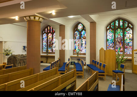 UK, Cumbria, Workington, St. Michaels Kirche innen wieder aufgebaut, nachdem Feuer, Ost-Fenster Stockfoto