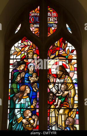 Großbritannien, Cumbria, Workington, St. Michael Kirche, Jesus und die Kinder-Fenster Stockfoto