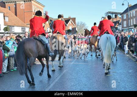 TENTERDEN, ENGLAND - 26 Dezember: The Ashford Tal Hunt treffen für Boxing Day treffen sich in der High Street am 26. Dezember 2013 Stockfoto