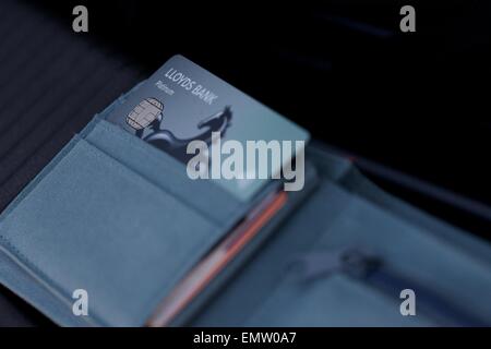 Schuss von Lloyds Bank EC-Karte in der Brieftasche hautnah Stockfoto
