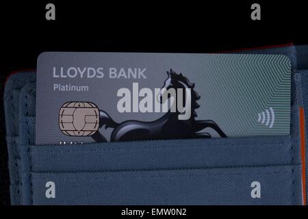 Schuss von Lloyds Bank EC-Karte in der Brieftasche hautnah Stockfoto