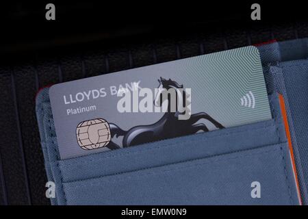Schuss von Lloyds Bank EC-Karte in der Brieftasche hautnah Stockfoto