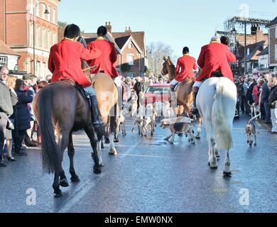 TENTERDEN, ENGLAND - 26 Dezember: The Ashford Tal Hunt treffen für Boxing Day treffen sich in der High Street am 26. Dezember 2013 Stockfoto