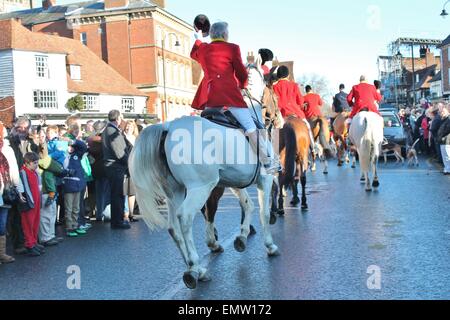 TENTERDEN, ENGLAND - 26 Dezember: The Ashford Tal Hunt treffen für Boxing Day treffen sich in der High Street am 26. Dezember 2013 Stockfoto