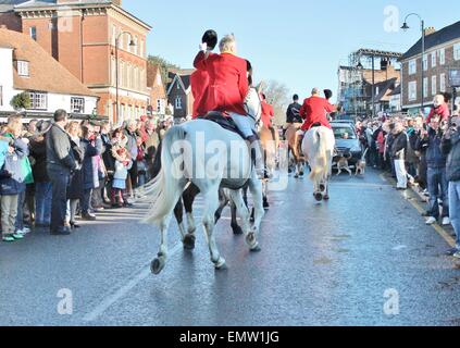 TENTERDEN, ENGLAND - 26 Dezember: The Ashford Tal Hunt treffen für Boxing Day treffen sich in der High Street am 26. Dezember 2013 Stockfoto