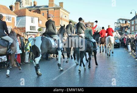 TENTERDEN, ENGLAND - 26 Dezember: The Ashford Tal Hunt treffen für Boxing Day treffen sich in der High Street am 26. Dezember 2013 Stockfoto