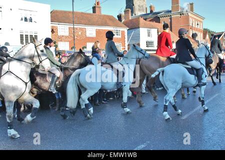 TENTERDEN, ENGLAND - 26 Dezember: The Ashford Tal Hunt treffen für Boxing Day treffen sich in der High Street am 26. Dezember 2013 Stockfoto