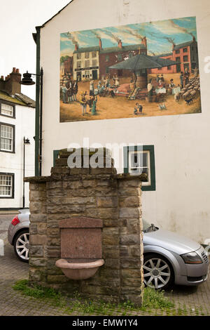 UK, Cumbria, Workington, Wilson Street Lamport 1859 Zimmerbrunnen und vermarkten Kreuz Wandbild auf Wand Stockfoto