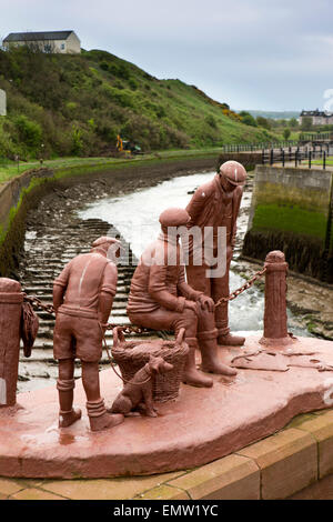 UK, Cumbria, Maryport, A Fishy Tale Harz und Hämatit-Skulptur von Colin Telfer am Fluss Ellen Stockfoto