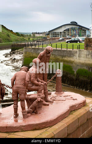 UK, Cumbria, Maryport, A Fishy Tale Harz und Hämatit-Skulptur von Colin Telfer am Fluss Ellen Stockfoto