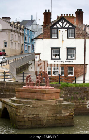 UK, Cumbria, Maryport, A Fishy Tale Harz und Hämatit Skulptur außen Maritime Museum Stockfoto