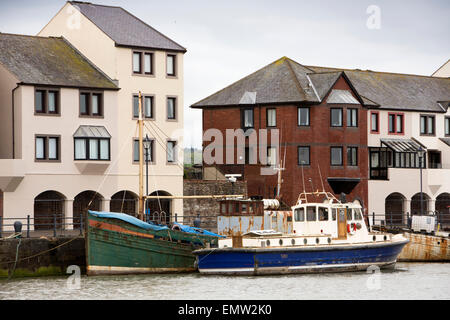 UK, Cumbria, Maryport Hafen, Elizabeth Dock Boote neben Wasser Gehäuse Stockfoto