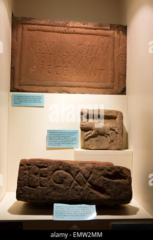 UK, Cumbria, Maryport Senhouse Roman Museum ausstellen beschrifteten Steine auf dem Gelände entdeckt Stockfoto