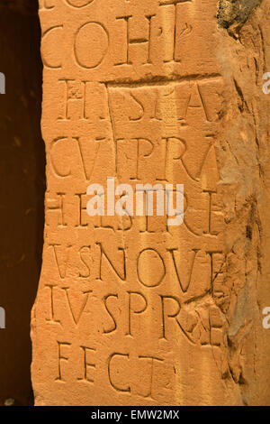 UK, Cumbria, Maryport, Senhouse Römermuseum, Inschrift auf dem Altar, auf dem Gelände entdeckt Stockfoto