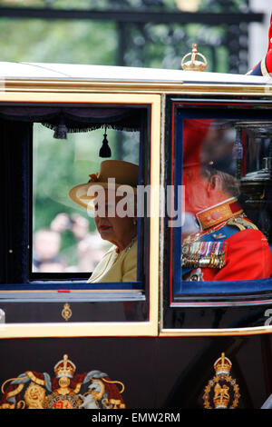 London, UK - 16. Juni 2012: Königin Elizabeth II und Prinz Philip Sitz auf Royal Coach bei Queen es Birthday Parade. Queen es Bir Stockfoto