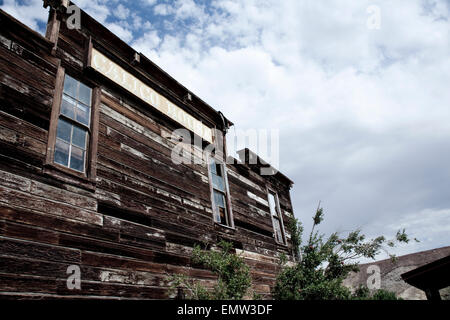 Die Seite eines Gebäudes in eine verlassene Geisterstadt in der kalifornischen Wüste. Stockfoto