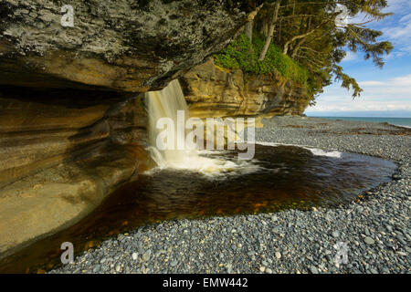 Sandcut Strand-Wasserfall im Frühling Fluss Jordan River, Britisch-Kolumbien, Kanada. Stockfoto
