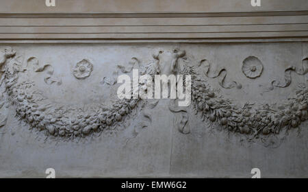 Italien. Rom. Ara Pacis Augustae. Altar der Pax, der römischen Göttin des Friedens. 13-21:00. Garland und Brucania. Stockfoto