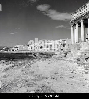 1950er Jahre historische Bild am Strand von Arenal Playa, Palma, Mallorca. Stockfoto