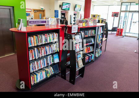 Regale für Bücher aus der Bibliothek in der Bibliothek Harlesden im Londoner Stadtteil Brent, Fiktion Stockfoto