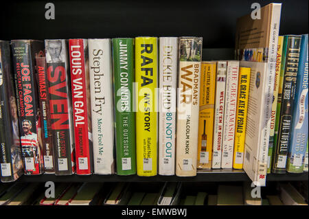 Regale für Bücher aus der Bibliothek in der Bibliothek Harlesden im Londoner Stadtteil Brent, Fiktion Stockfoto